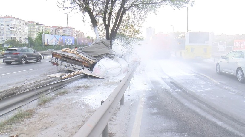D-100'de trafiği kilitleyen kaza! Alçı yüklü TIR bariyerlere çarptı - Resim: 3
