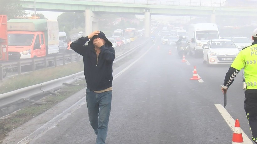 D-100'de trafiği kilitleyen kaza! Alçı yüklü TIR bariyerlere çarptı - Resim: 11
