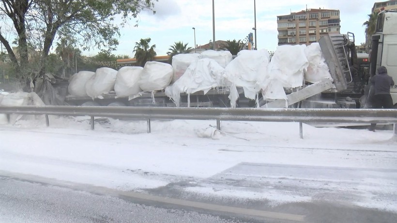 D-100'de trafiği kilitleyen kaza! Alçı yüklü TIR bariyerlere çarptı - Resim: 9