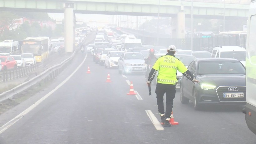 D-100'de trafiği kilitleyen kaza! Alçı yüklü TIR bariyerlere çarptı - Resim: 12