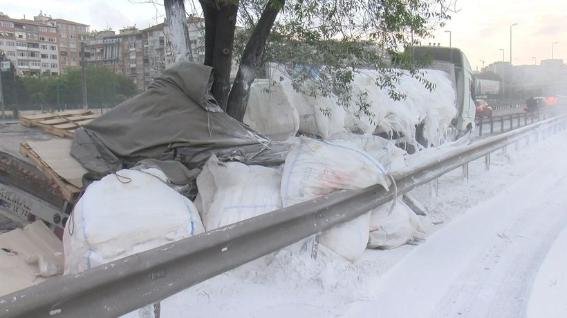 D-100'de trafiği kilitleyen kaza! Alçı yüklü TIR bariyerlere çarptı - Resim: 2
