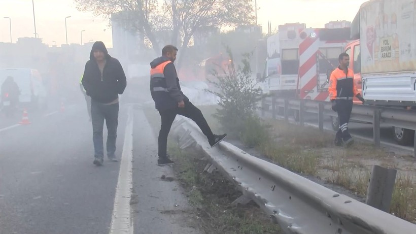 D-100'de trafiği kilitleyen kaza! Alçı yüklü TIR bariyerlere çarptı - Resim: 13