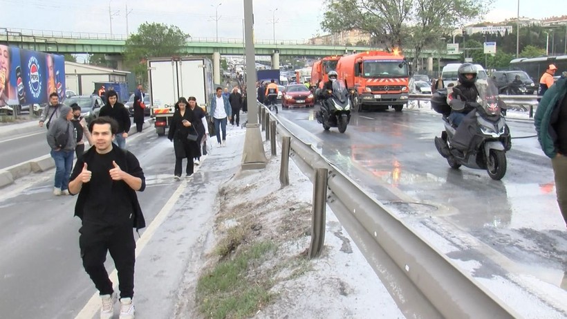 D-100'de trafiği kilitleyen kaza! Alçı yüklü TIR bariyerlere çarptı - Resim: 7