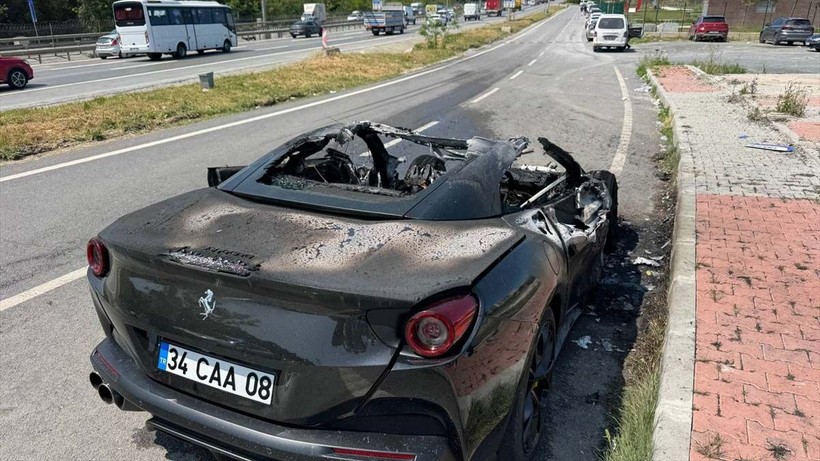 Eyüpsultan'da 20 milyonluk lüks araç alev alev yandı! Sahibi bakın kim oğlu çıktı - Resim: 19