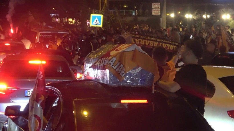 Galatasaraylı taraftarlar şampiyonluk kutlamalarında Fenerbahçe tabutu taşıdı - Resim: 2