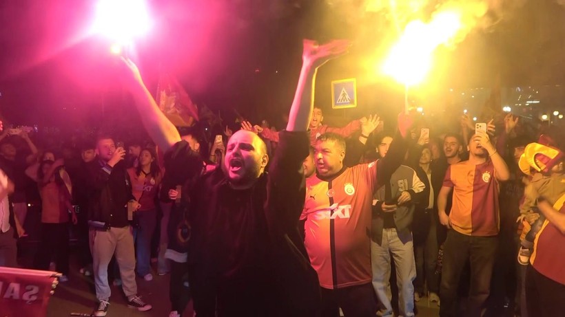 Galatasaraylı taraftarlar şampiyonluk kutlamalarında Fenerbahçe tabutu taşıdı - Resim: 1