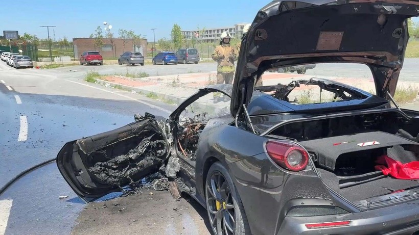 Eyüpsultan'da 20 milyonluk lüks araç alev alev yandı! Sahibi bakın kim oğlu çıktı - Resim: 4