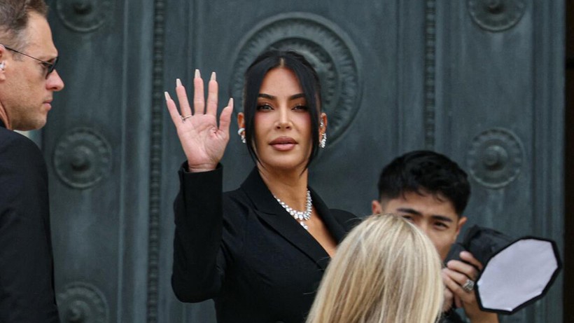 Mücevher hırsızlığında yeni gelişme! Polis kılığına girip Kim Kardashian’ı kelepçeyle bağlamışlardı - Resim : 1