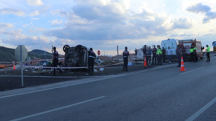 Çankırı'da otomobil takla attı; 1 ölü, 3 yaralı - Resim : 1