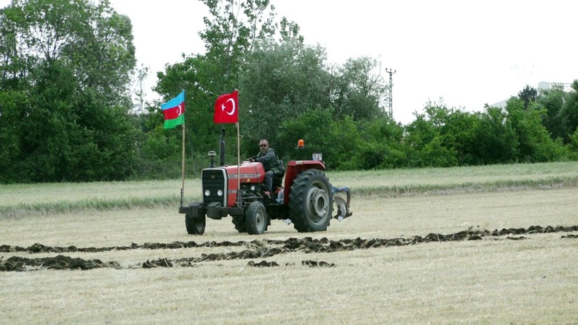 Lüleburgaz'da fotoğraf sanatçısı Azerbaycan'ın bağımsızlık gününü tarlasına yazdığı yazıyla kutladı - Resim: 2