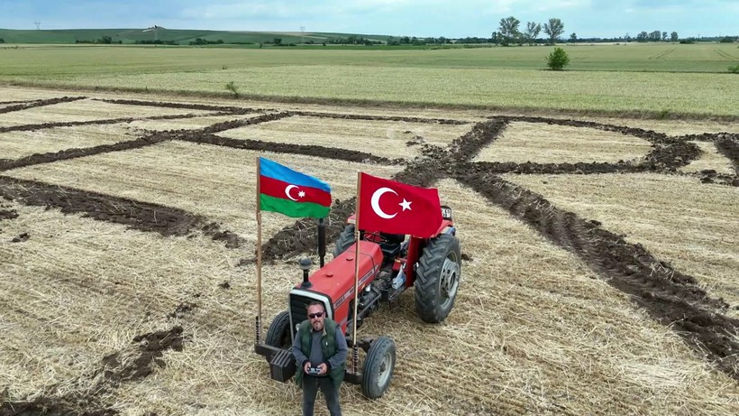 Lüleburgaz'da fotoğraf sanatçısı Azerbaycan'ın bağımsızlık gününü tarlasına yazdığı yazıyla kutladı - Resim: 1