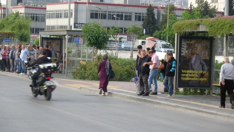 İzmir'de grevin ikinci günü! Duraklarda yine yoğunluk oluştu - Resim: 1