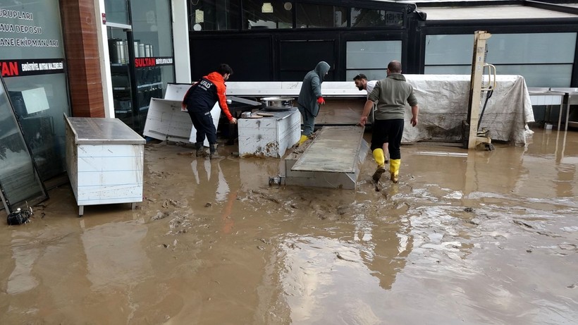 Trabzon'da sel gitti, çamur kaldı: Kayıp kişi aranıyor - Resim: 9
