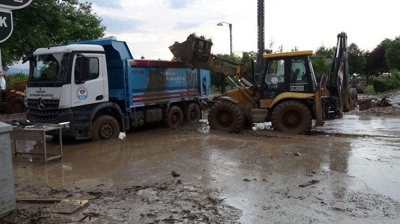 Trabzon'da sel gitti, çamur kaldı: Kayıp kişi aranıyor - Resim: 8