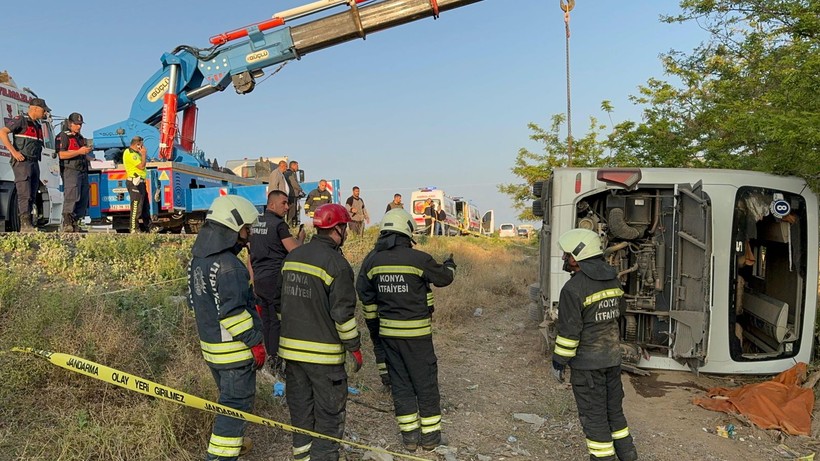 Konya'da bayram sabahı korkun kaza! Yolcu otobüsü devrildi: 1 ölü, 10'u ağır 26 yaralı - Resim: 2