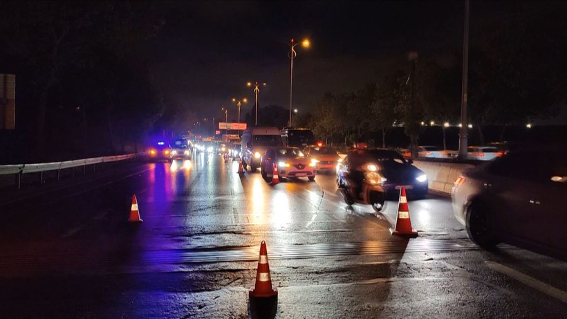 Bayrampaşa'da yayaya çarpmamak için bariyerlere çarpan otomobil alev aldı - Resim: 5