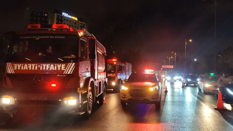 Bayrampaşa'da yayaya çarpmamak için bariyerlere çarpan otomobil alev aldı - Resim: 4