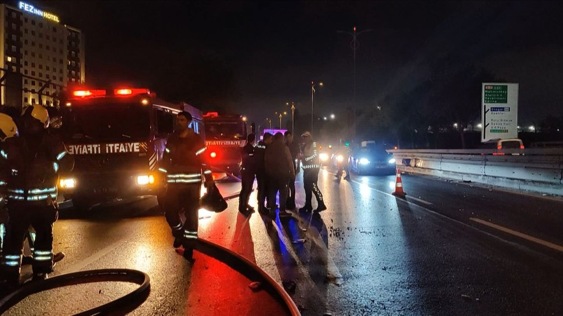 Bayrampaşa'da yayaya çarpmamak için bariyerlere çarpan otomobil alev aldı - Resim: 3