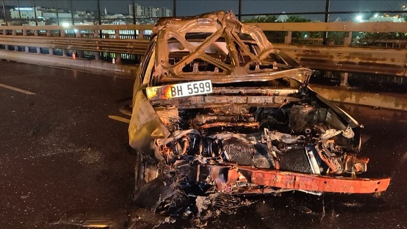 Bayrampaşa'da yayaya çarpmamak için bariyerlere çarpan otomobil alev aldı - Resim: 6