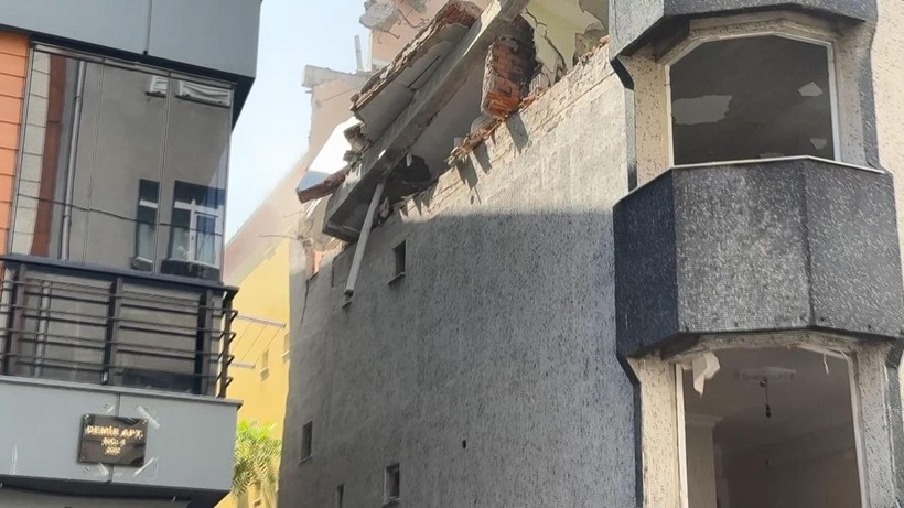 Avcılar'da panik dolu anlar: Yıkım yapılan binadan röportaj sırasında beton blok düştü - Resim: 2