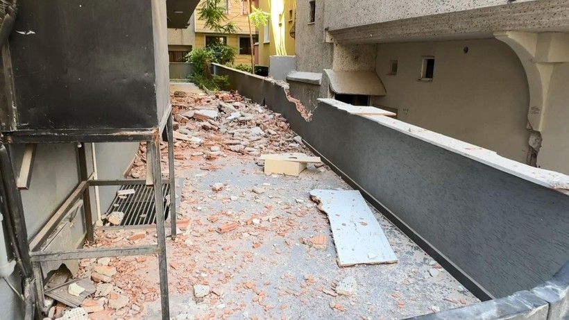 Avcılar'da panik dolu anlar: Yıkım yapılan binadan röportaj sırasında beton blok düştü - Resim: 3