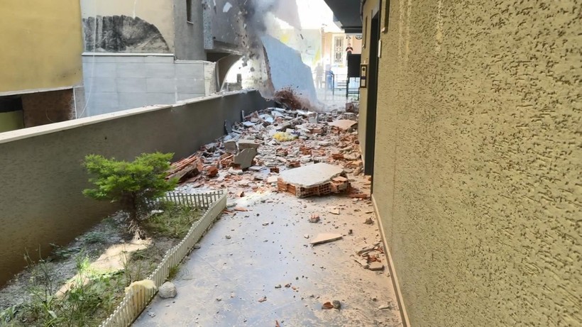 Avcılar'da panik dolu anlar: Yıkım yapılan binadan röportaj sırasında beton blok düştü - Resim: 5