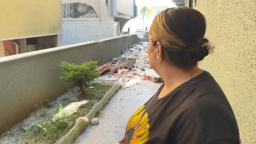 Avcılar'da panik dolu anlar: Yıkım yapılan binadan röportaj sırasında beton blok düştü - Resim: 4