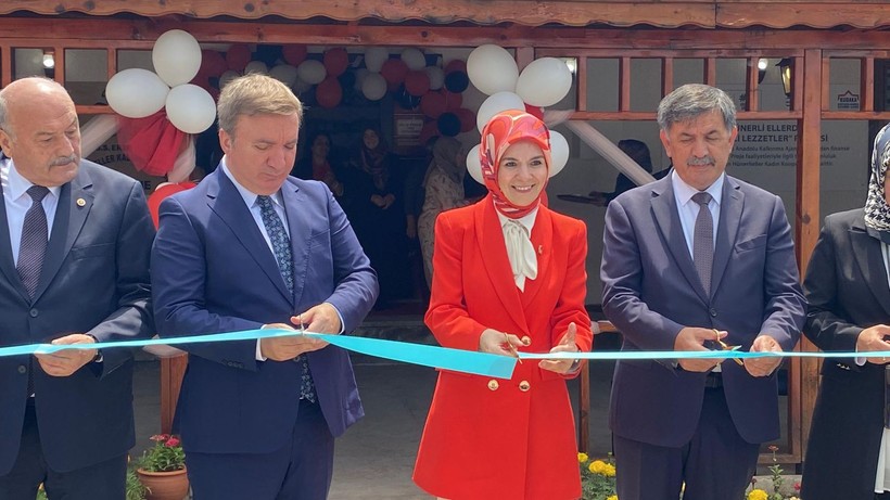 Bakan Göktaş, kadın kooperatifinde hamur açtı - Resim: 1