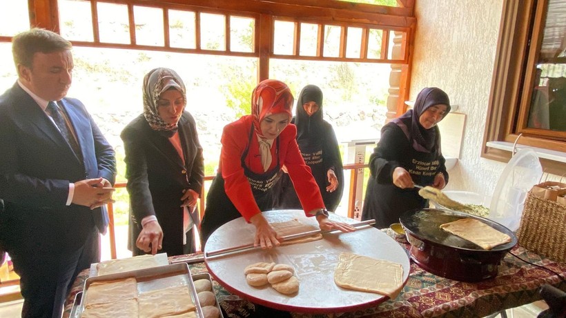 Bakan Göktaş, kadın kooperatifinde hamur açtı - Resim: 9