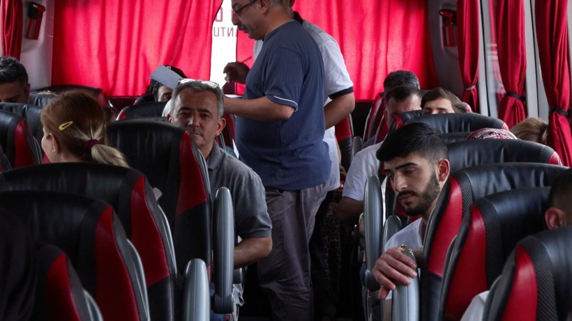 Hava sahası kapandı! İranlılar otobüslerle memleketlerine dönüyor - Resim: 2