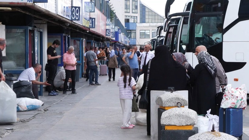Hava sahası kapandı! İranlılar otobüslerle memleketlerine dönüyor - Resim: 4