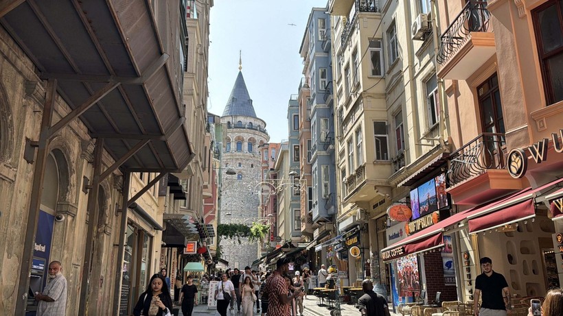 Galata Kulesi'nden düşen 22 yaşındaki genç yaşamını yitirdi - Resim: 2