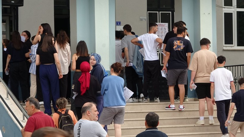 YKS maratonunda gergin anlar: Öğrenciler sınava yetişmeye çalıştı - Resim: 4