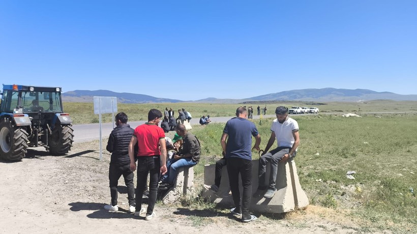 Kars’ta su sorunu yaşayan köylüler, yol kapatıp eylem yaptılar - Resim: 1