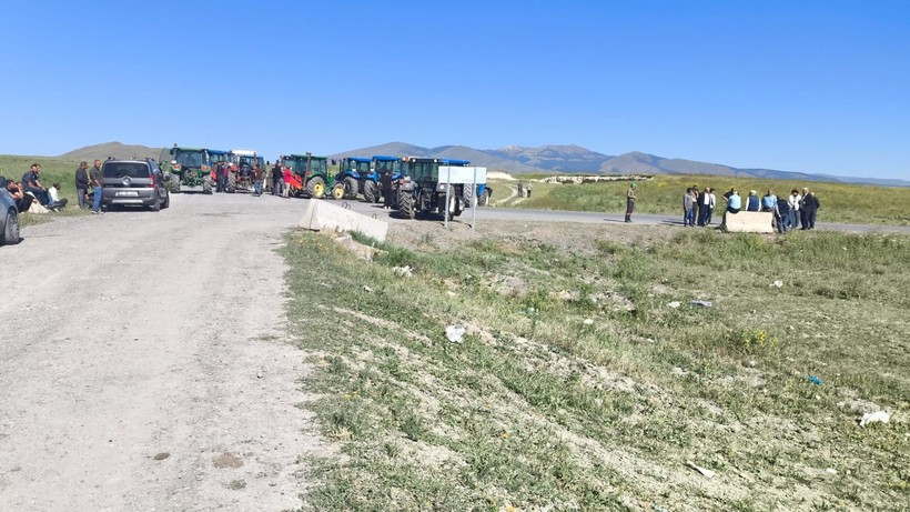 Kars’ta su sorunu yaşayan köylüler, yol kapatıp eylem yaptılar - Resim: 4
