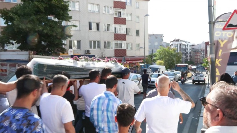 Nişanlısının katlettiği Oya son yolculuğuna uğurlandı! Dedesinin sözleri yürek dağladı - Resim: 3