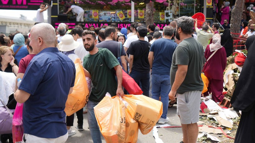 Başakşehir'de 100 TL kampanyası izdiham oluşturdu! Mağaza kapandı - Resim: 10