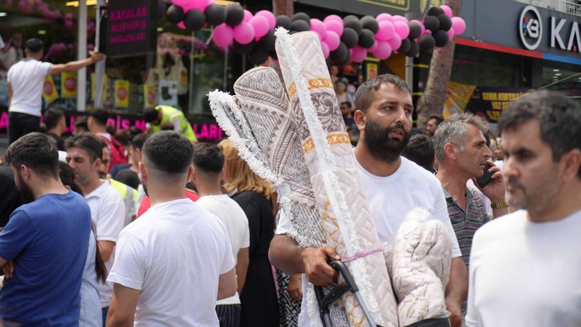 Başakşehir'de 100 TL kampanyası izdiham oluşturdu! Mağaza kapandı - Resim: 11