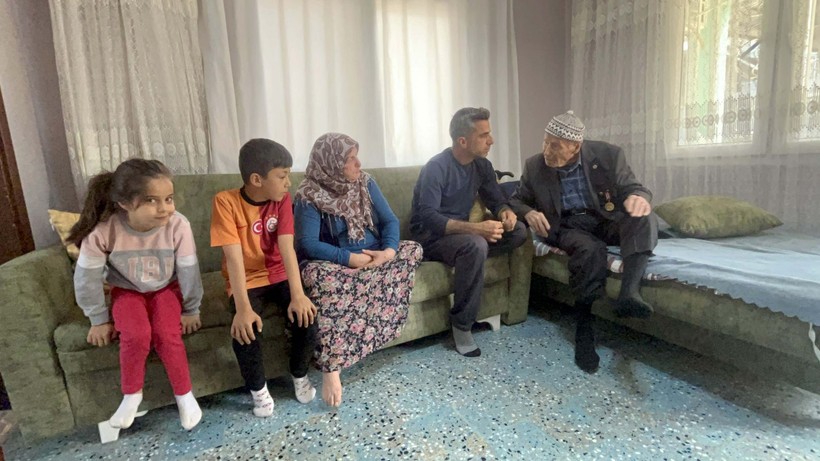 103 yaşındaki Kore Gazisi torununun torununu gördü! Senelerdir her gün yaptığı tek şey var - Resim: 3