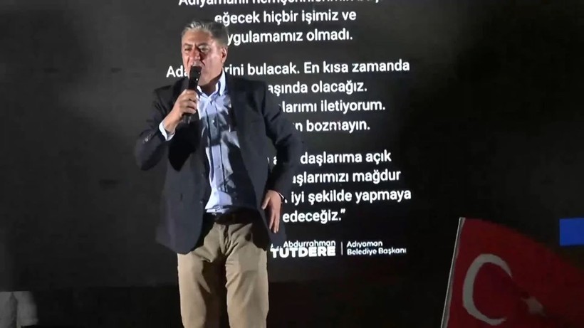 CHP Grup Başkanvekili Murat Emir sahneden inerken düştü! O anlar kamerada - Resim: 5