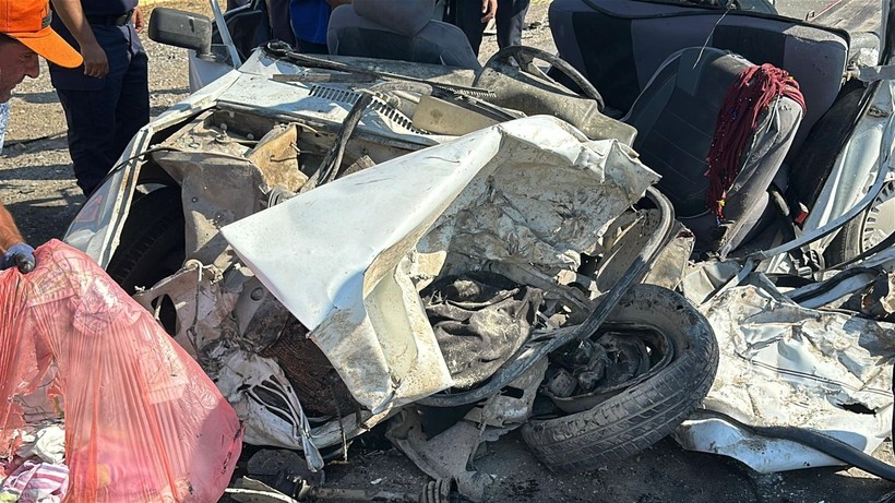 Otomobilin kamyonla çarpıştığı kazada baba ve kızı hayatını kaybetti - Resim: 1