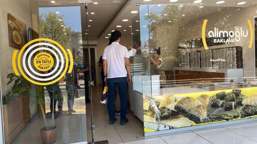 Fare görüntüleri ile gündeme gelen baklavacının ürünlerine el konuldu - Resim : 2