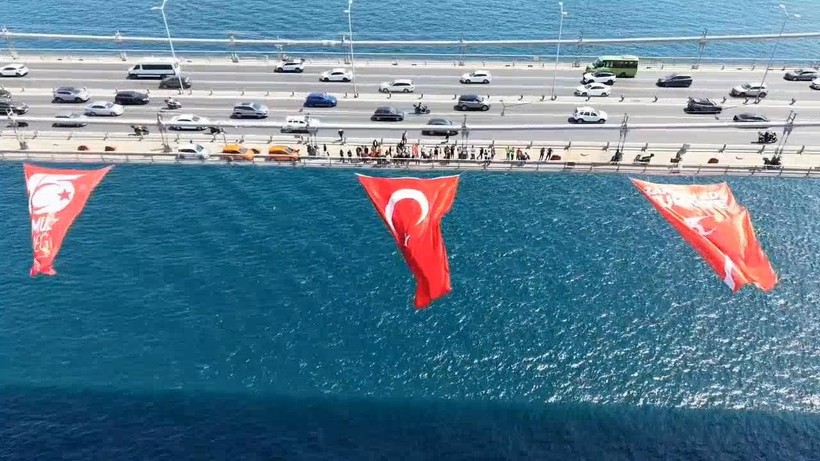 15 Temmuz Şehitler Köprüsü’ne dev Türk bayrağı asıldı - Resim: 3