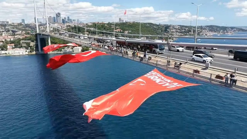 15 Temmuz Şehitler Köprüsü’ne dev Türk bayrağı asıldı - Resim: 4