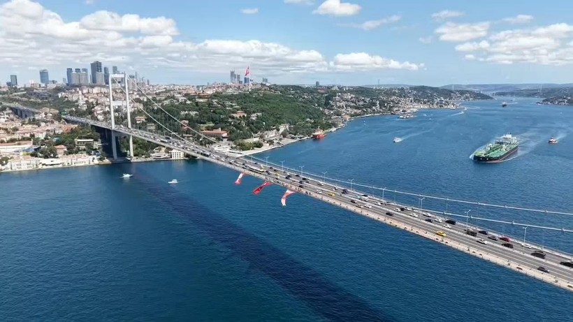 15 Temmuz Şehitler Köprüsü’ne dev Türk bayrağı asıldı - Resim: 2