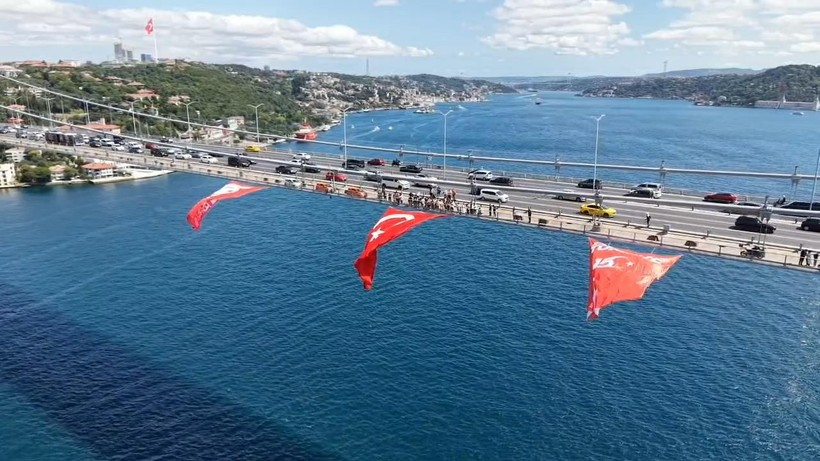 15 Temmuz Şehitler Köprüsü’ne dev Türk bayrağı asıldı - Resim: 6