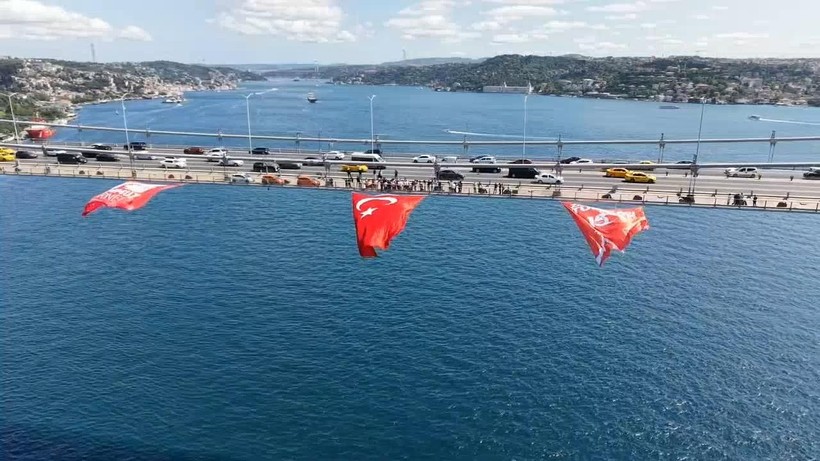 15 Temmuz Şehitler Köprüsü’ne dev Türk bayrağı asıldı - Resim: 5