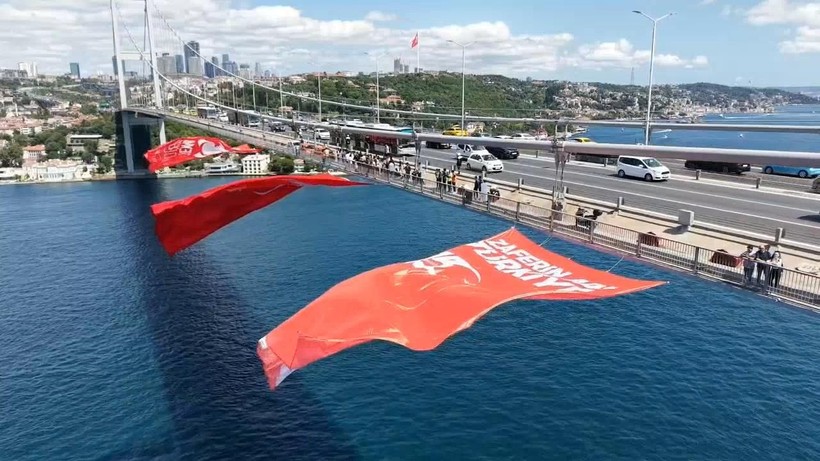 15 Temmuz Şehitler Köprüsü’ne dev Türk bayrağı asıldı - Resim: 1