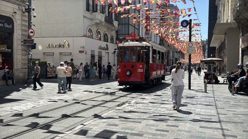 İstiklal Caddesi'nde kaza! Frenle gazı karıştıran sürücü tramvaya vurdu - Resim: 4