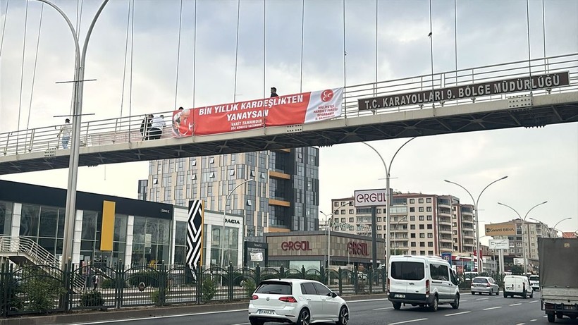 Terörsüz Türkiye kapsamında Diyarbakır Surları'na 3 Hilal asıldı - Resim: 5